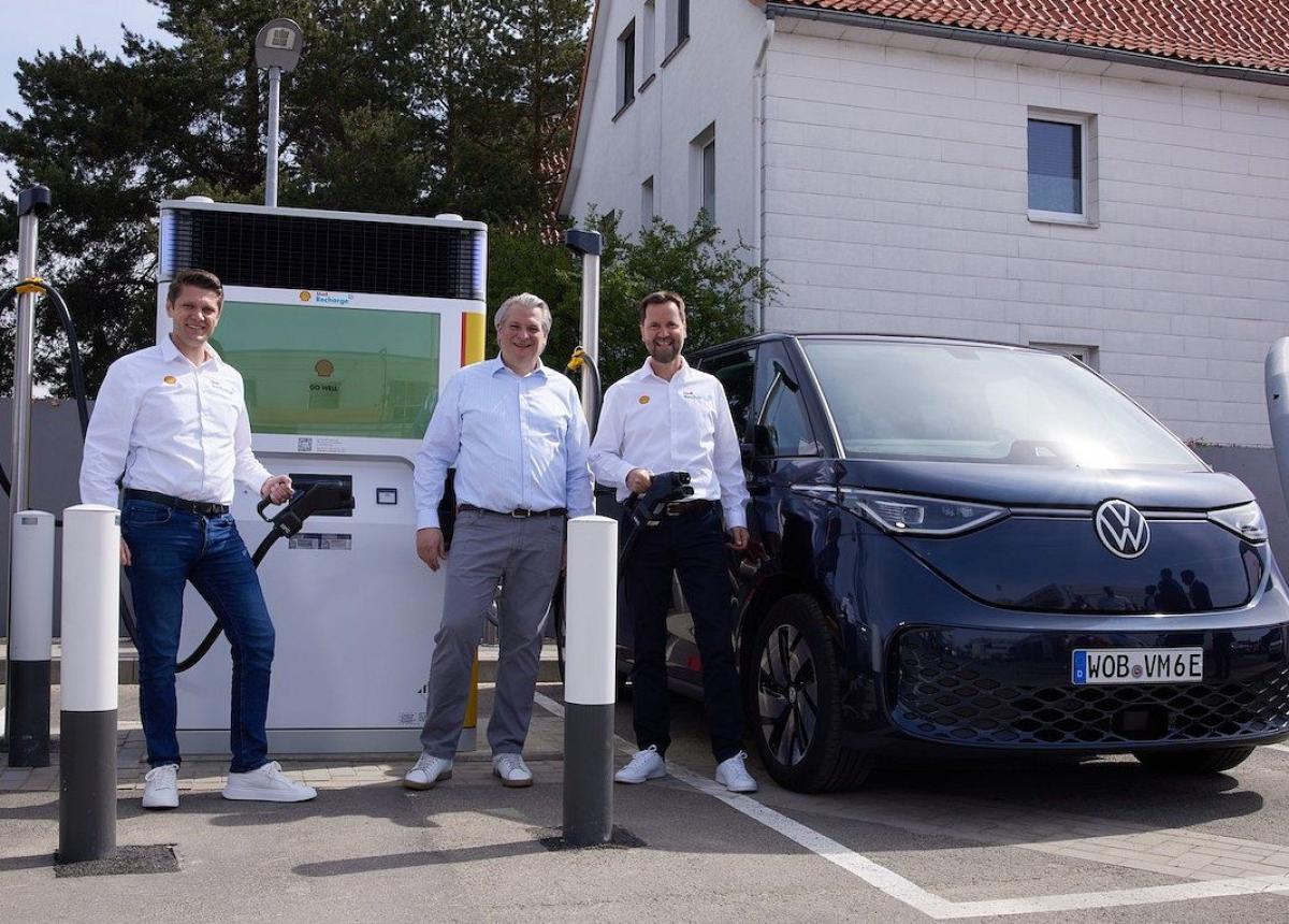 Shell und Volkswagen: Eröffnung der ersten innovativen Flexpole-Ladestation