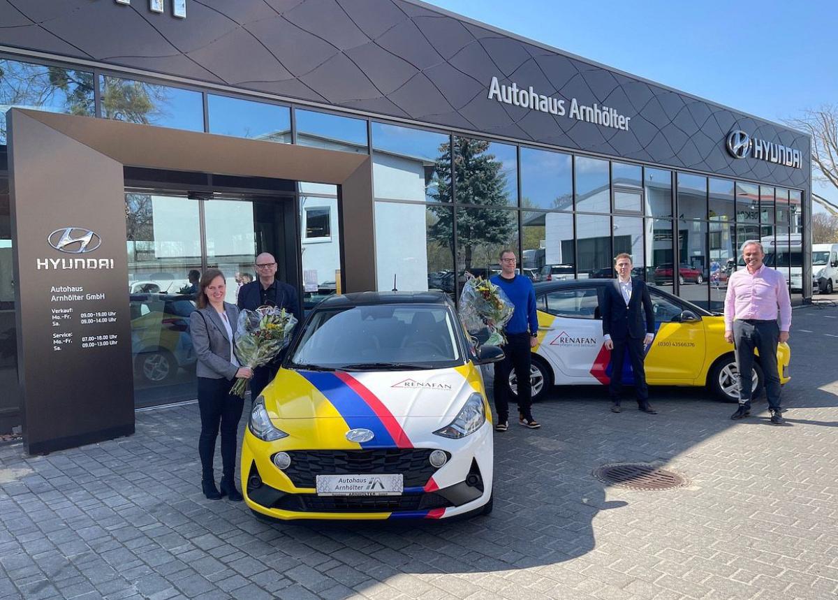 Hyundai Leasing übergibt die ersten 13 Hyundai i10 an Pflegeanbieter RENAFAN