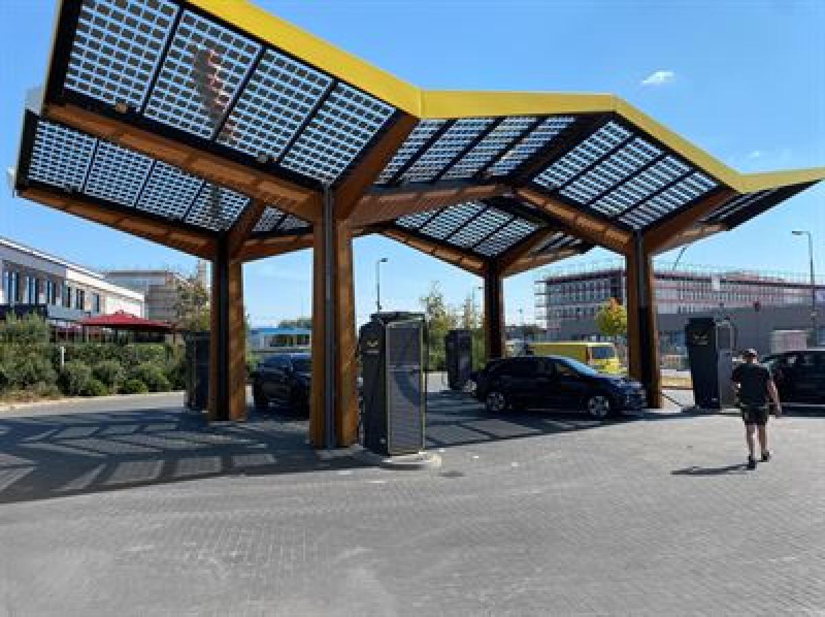 Fastned vervierfacht Ladekapazitäten an acht Standorten