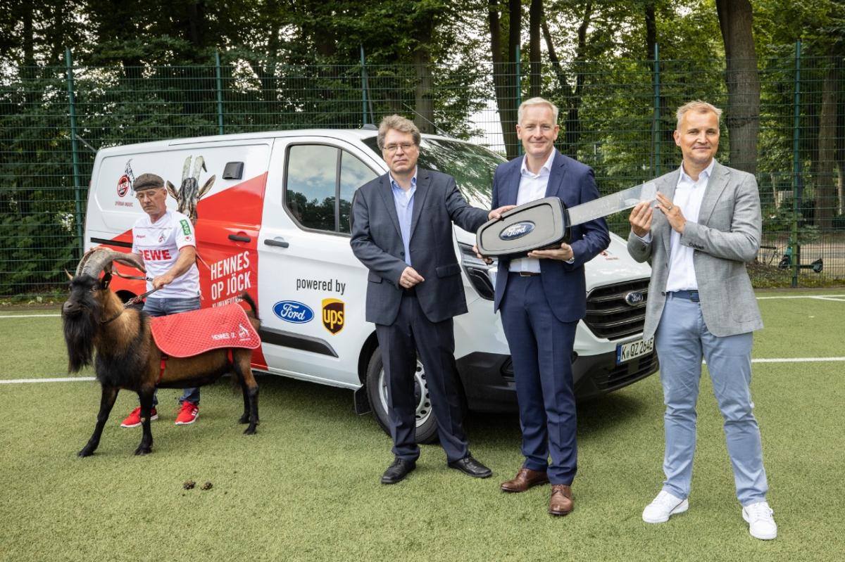 FC-Maskottchen Hennes IX. fährt elektrisch im Ford Transit Custom