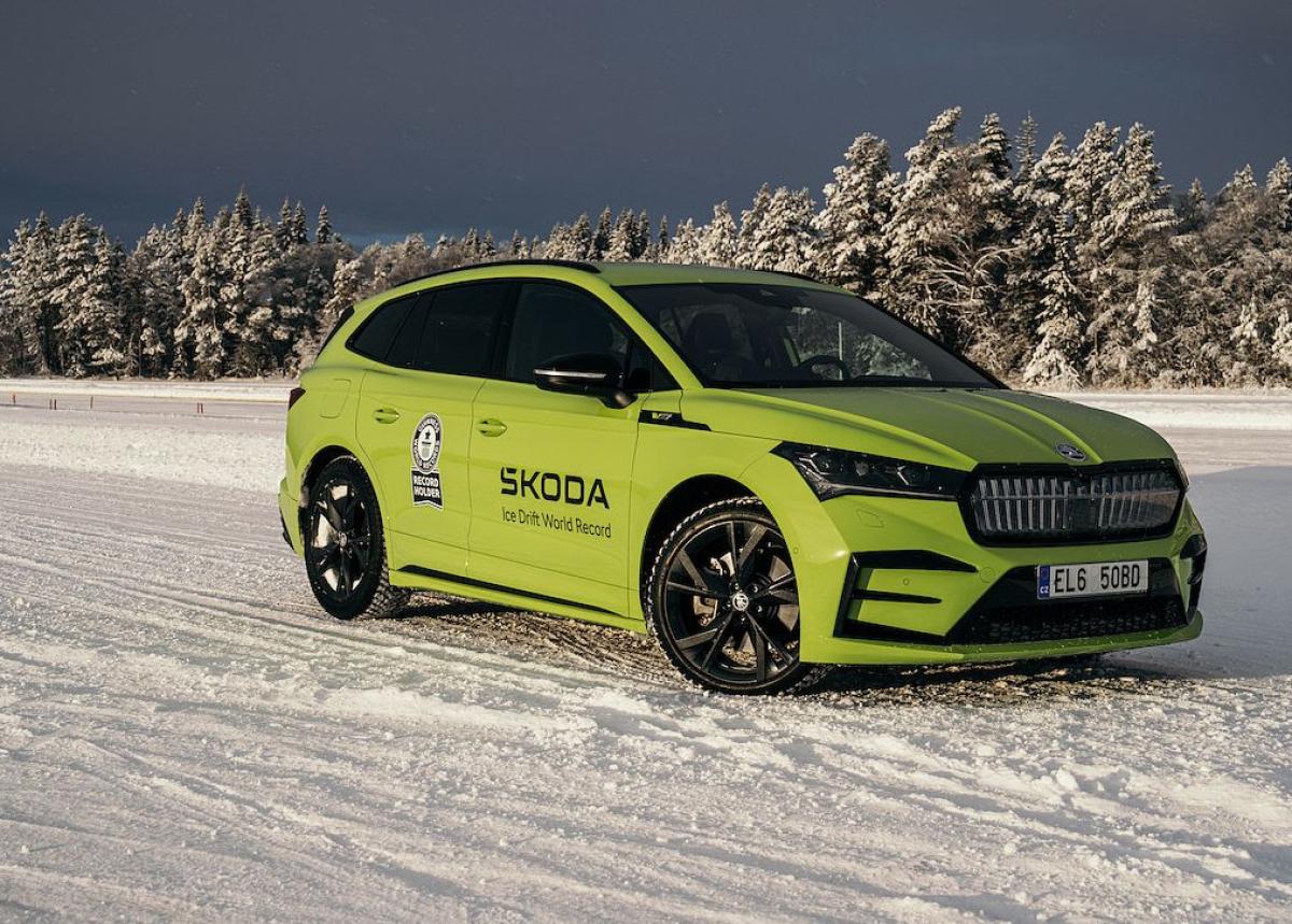 Škoda Enyaq RS iV driftet 7,351 km über Eis und stellt zwei GUINNESS WORLD RECORDS auf