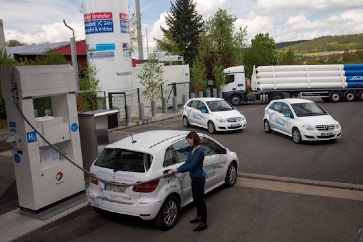 H2-Tankstellen langfristig günstiger als E-Ladesäulen
