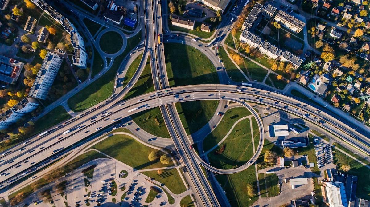 Autovermieter Avis bleibt an der Seite von ROLAND Assistance