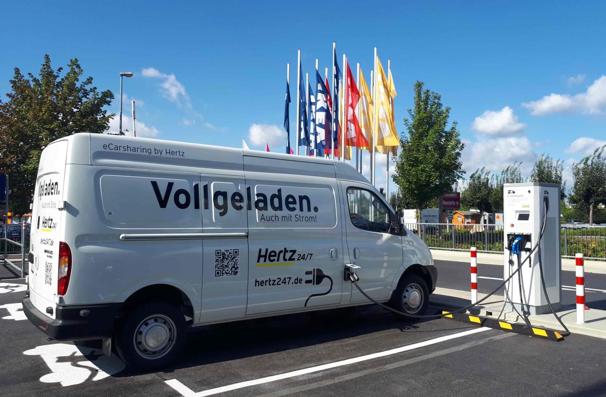 Elektrotransporter von Hertz 24/7 auf der Straße