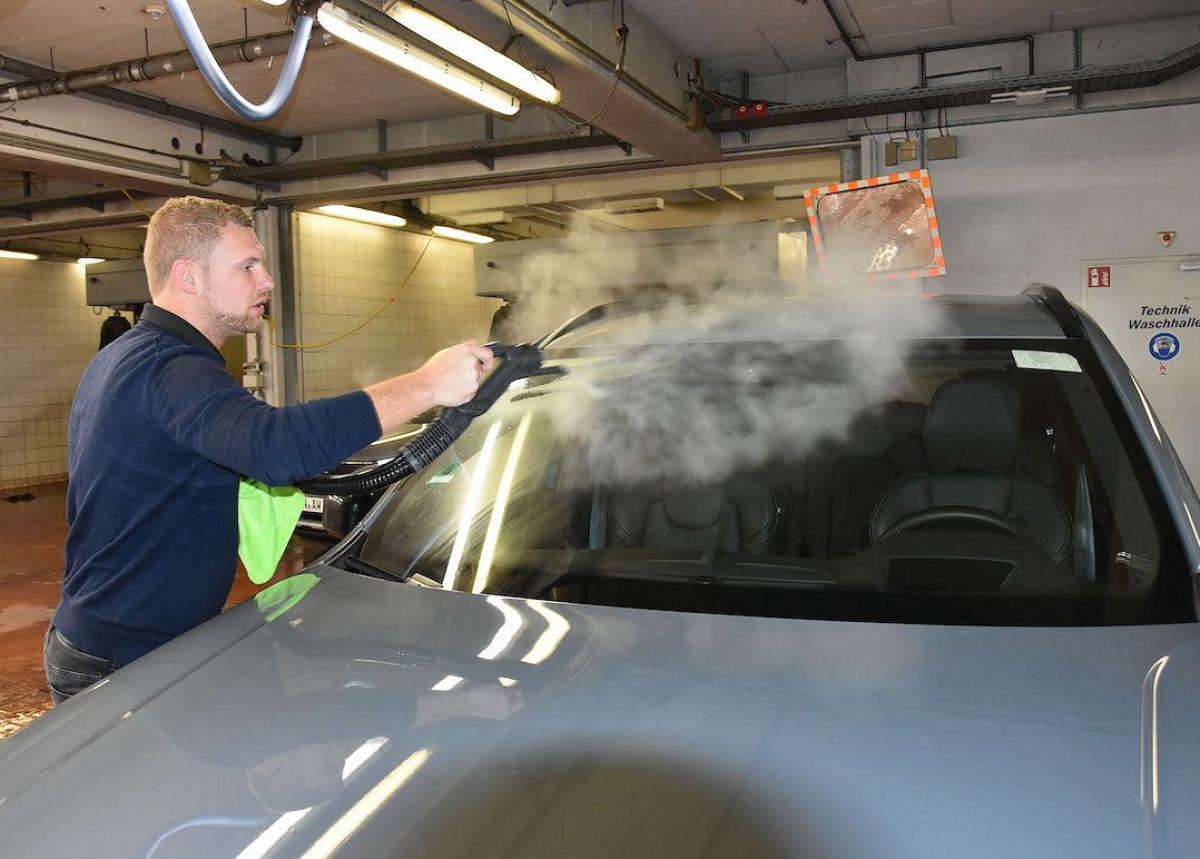 Hertz hebt die Standards bei der Fahrzeugreinigung: Dampfreiniger erzielen bessere Hygiene- und Umweltwerte