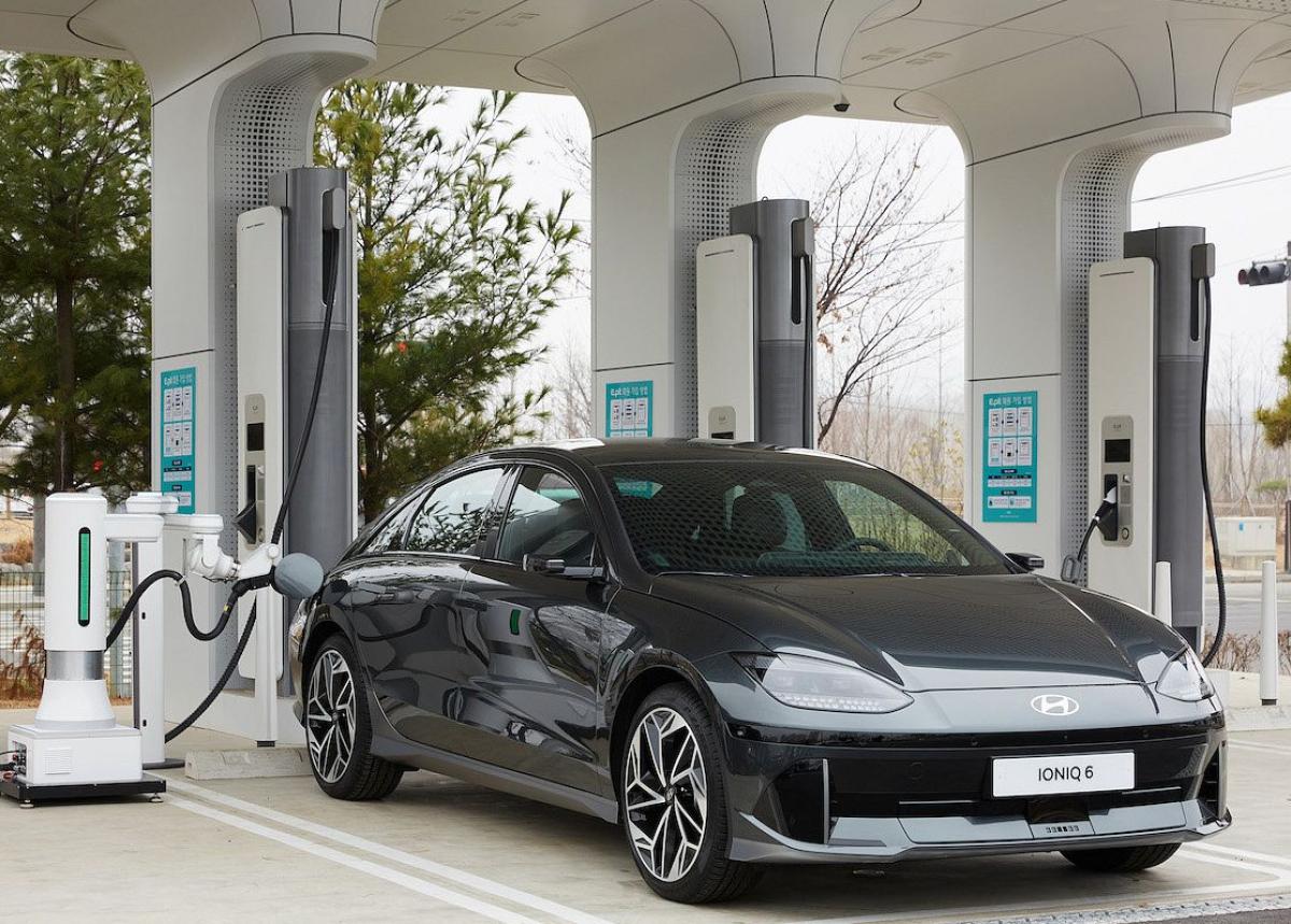 Hyundai Motor Group präsentiert automatischen Laderoboter (ACR) für Elektroautos