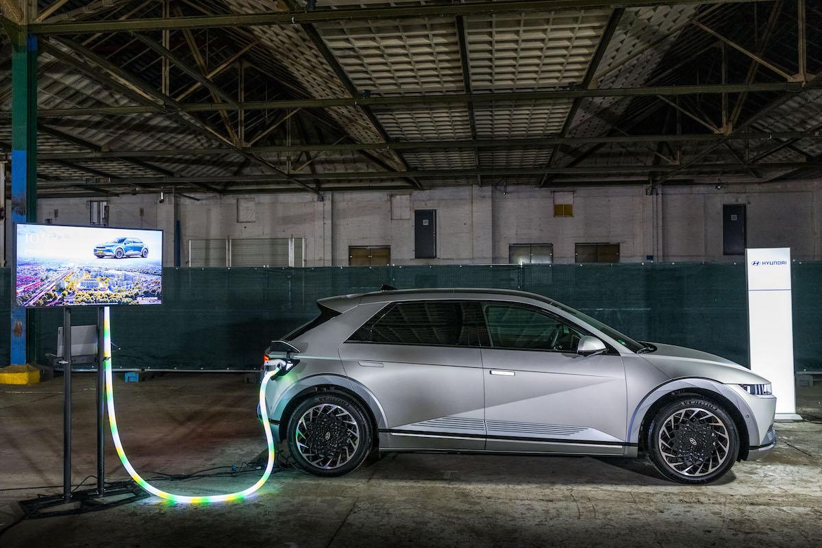 Die Vehicle to Grid Technologie unterstützt Nutzung von Strom aus erneuerbaren Energiequellen