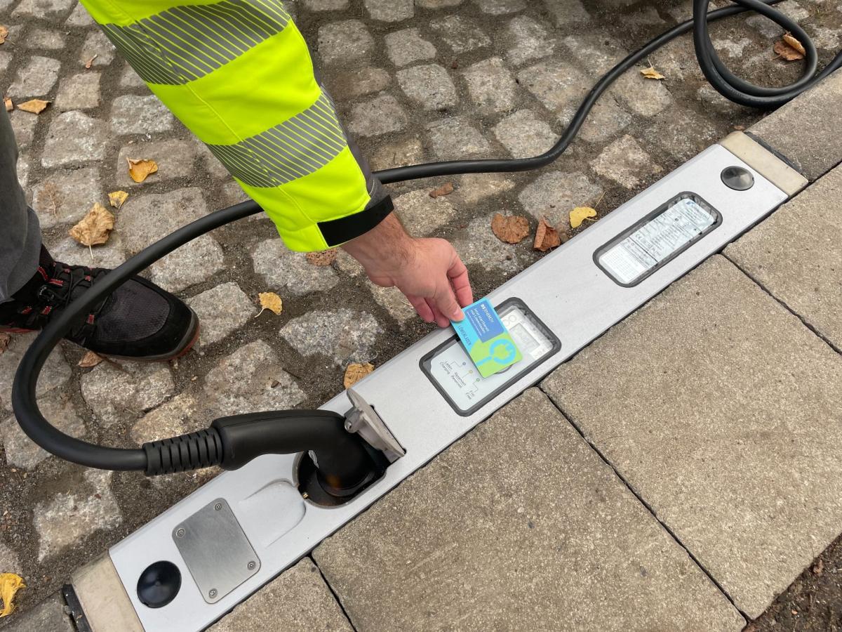 BS Energy testet E-Autoladen am Bordstein