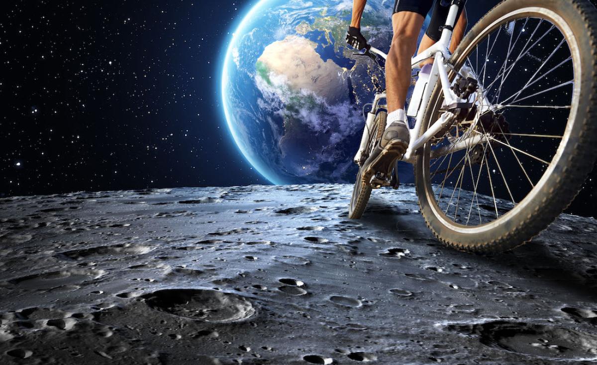 Mit dem Fahrrad zum Mond und zurück