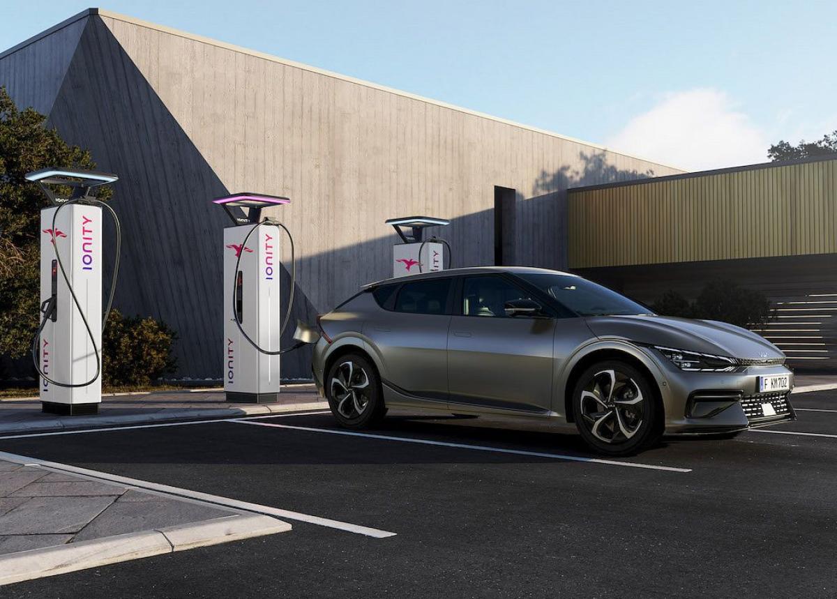 Familienreisen: Elektroautos können auch auf Langstrecken mit Verbrennern mithalten