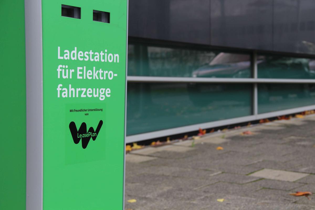 LeasePlan sponsert Ladesäule vor neuem Firmengebäude