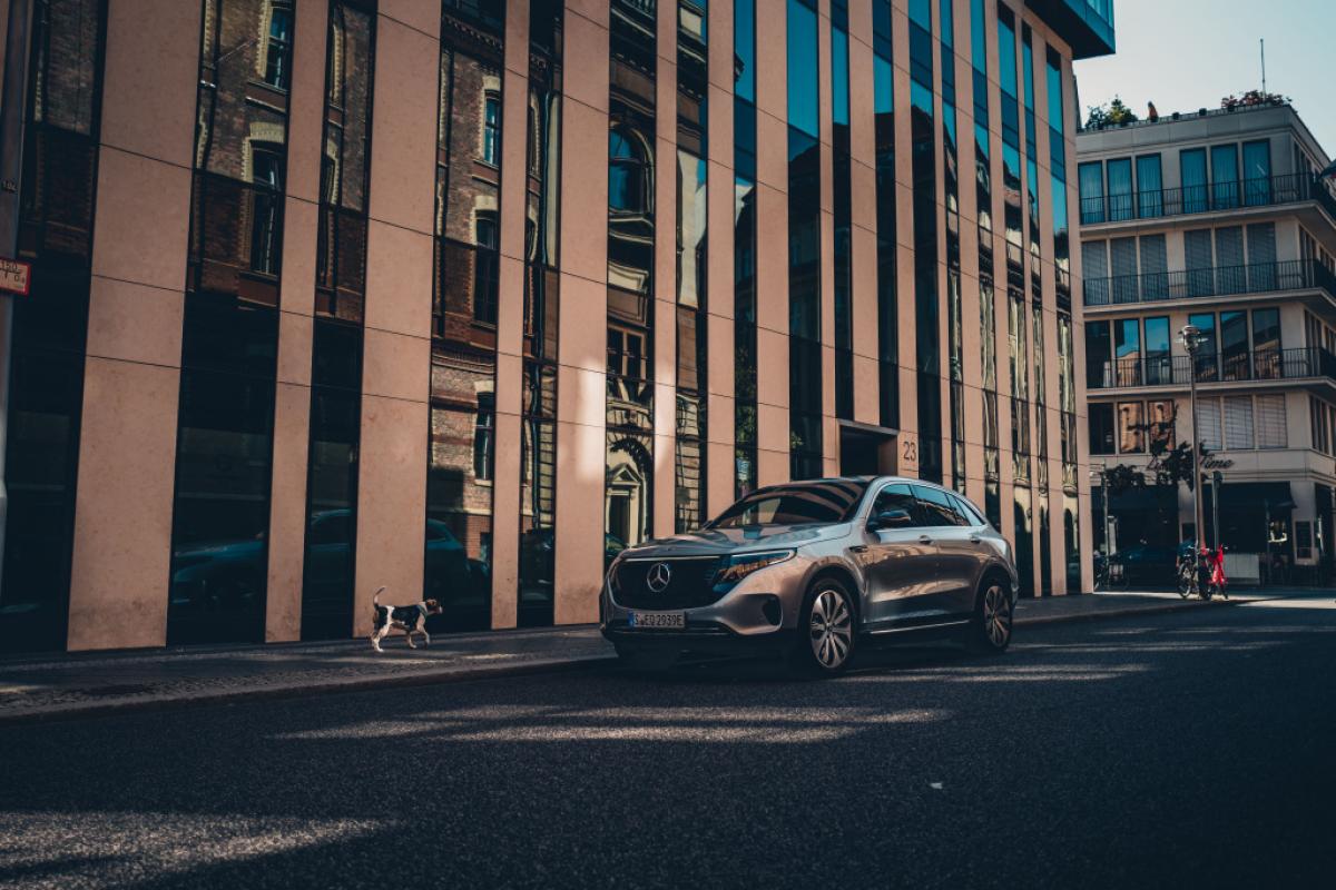 Mercedes startet EQC-Fahrsicherheitstraining
