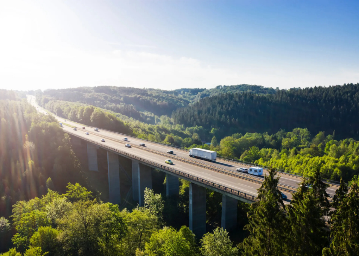 Nachhaltigkeitsbericht 2025: DKV Mobility erreicht Klimaziel vorzeitig und erweitert Angebot im Bereich Elektromobilität und alternative Kraftstoffe