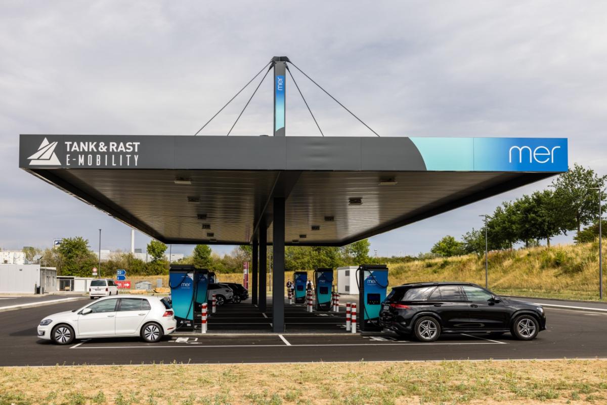 Moderner Ladepark von Tank & Rast und Mer geht ans Netz