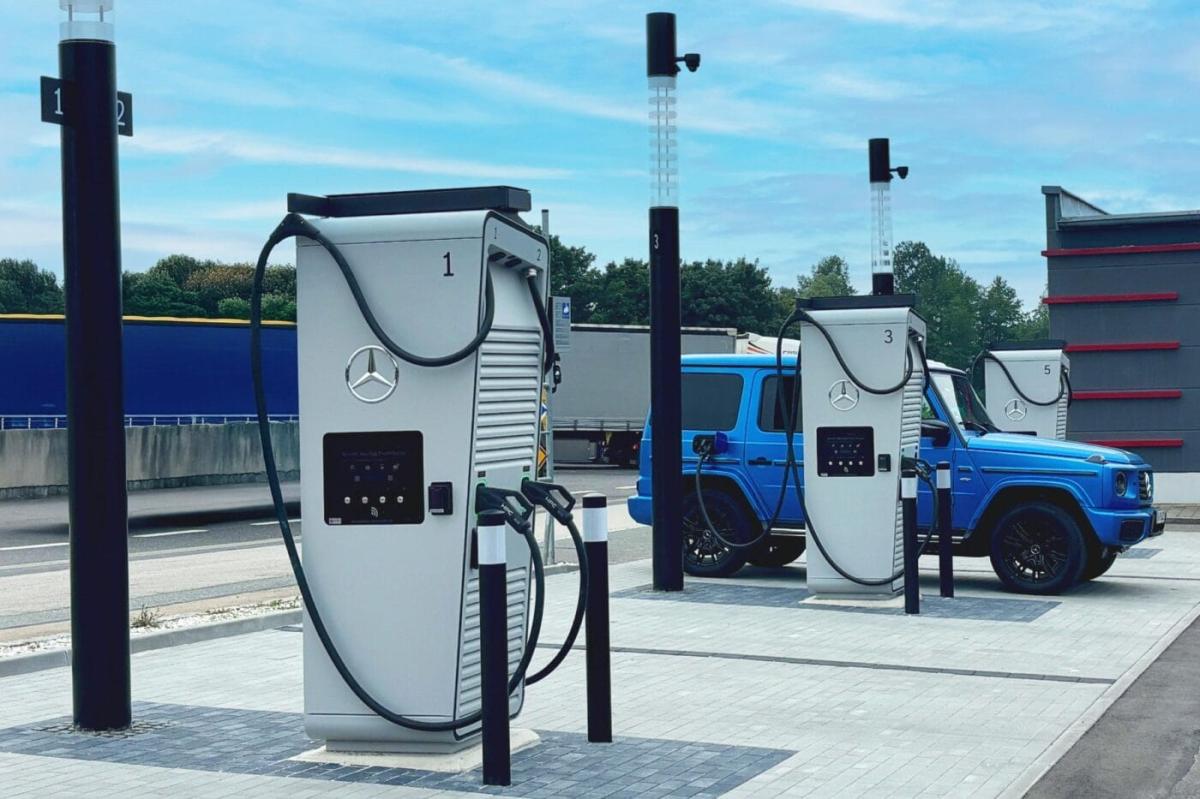 Mercedes-Benz baut Ladeparks an zehn Standorten von 24-Autohöfe