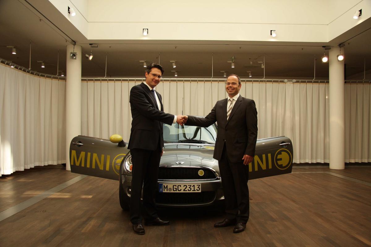 Deutsche Bank fährt MINI E