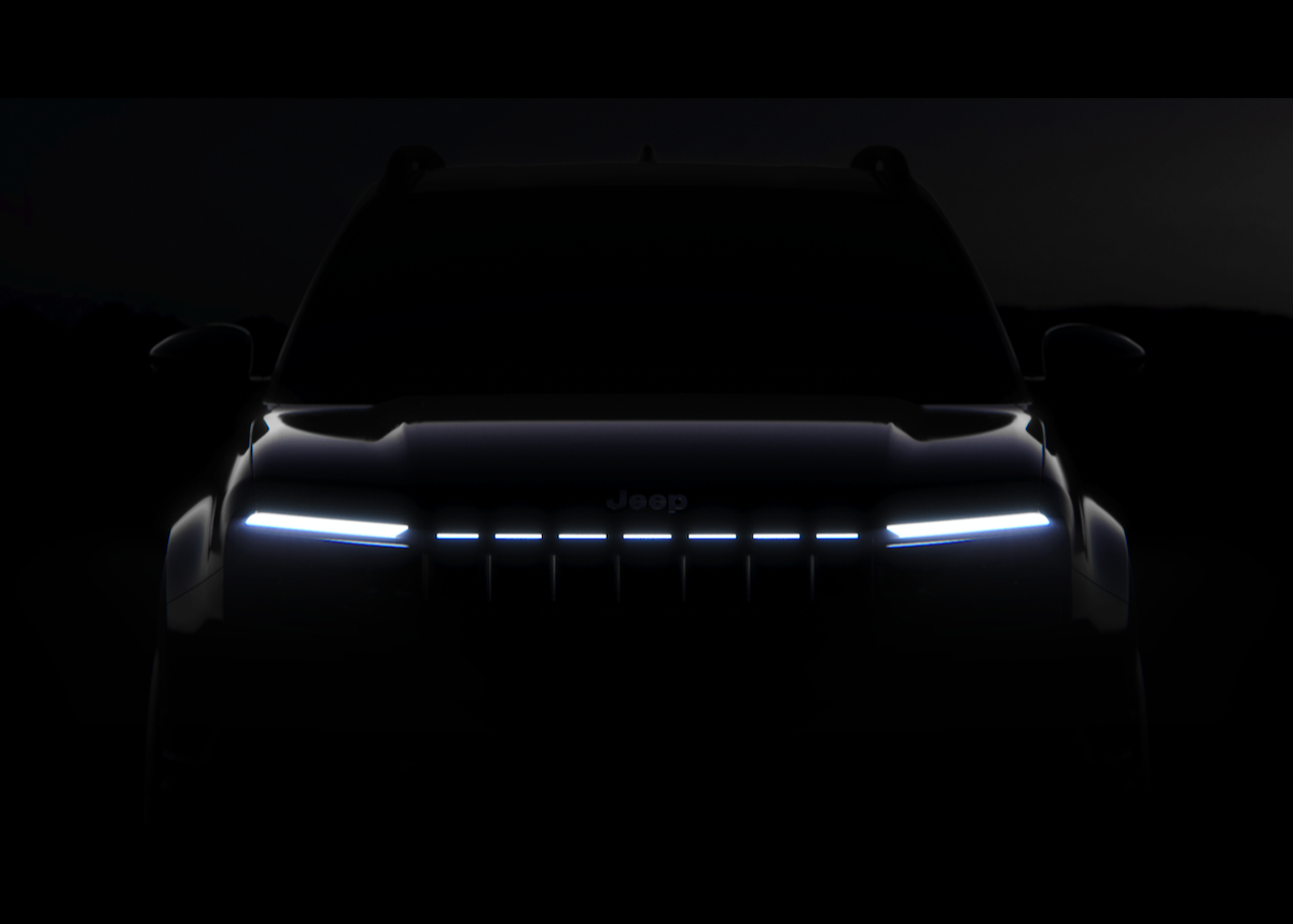 Weiterentwicklung einer Legende: Der neue 7-Slot Kühlergrill debütiert im Jeep® Avenger