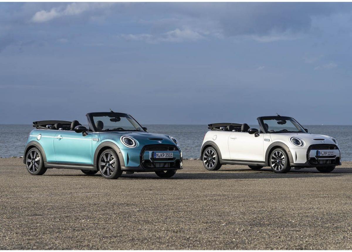 Blau wie das Meer, traumhaft Weiß wie der Strand: Das MINI Cabrio in der Seaside Edition