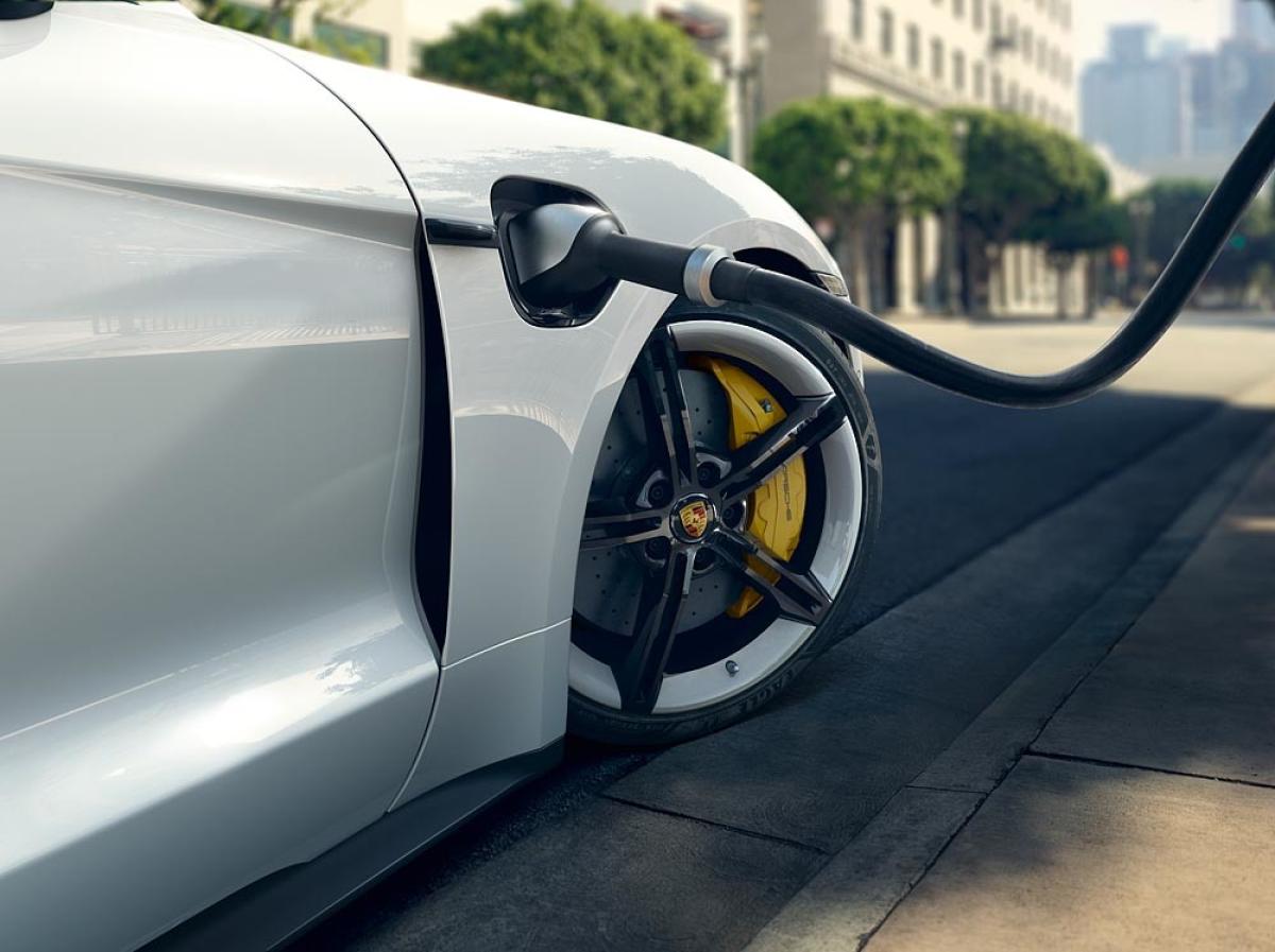 Porsche Financial Services mit speziellen E-Mobilitätsdienstleistungen