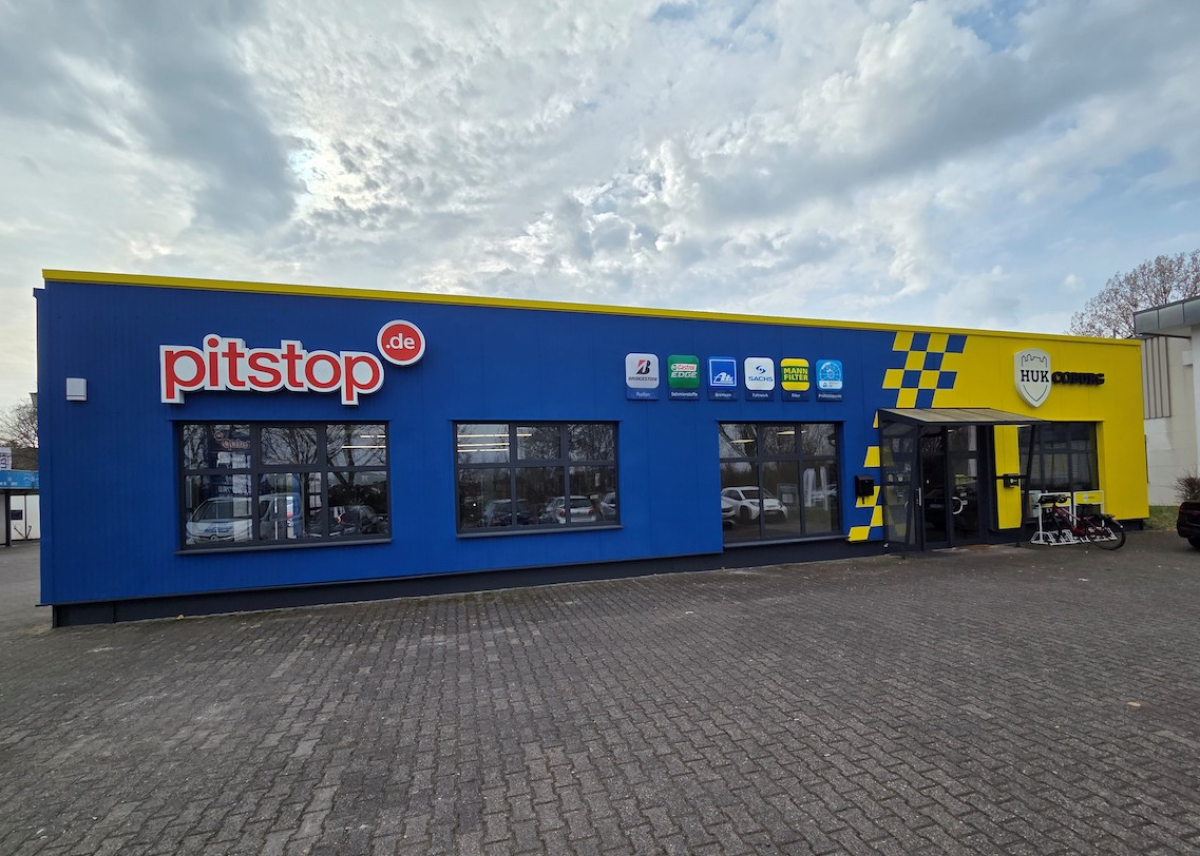 Neues Design: pitstop-Filialen erhalten zusätzlich HUK-Logo