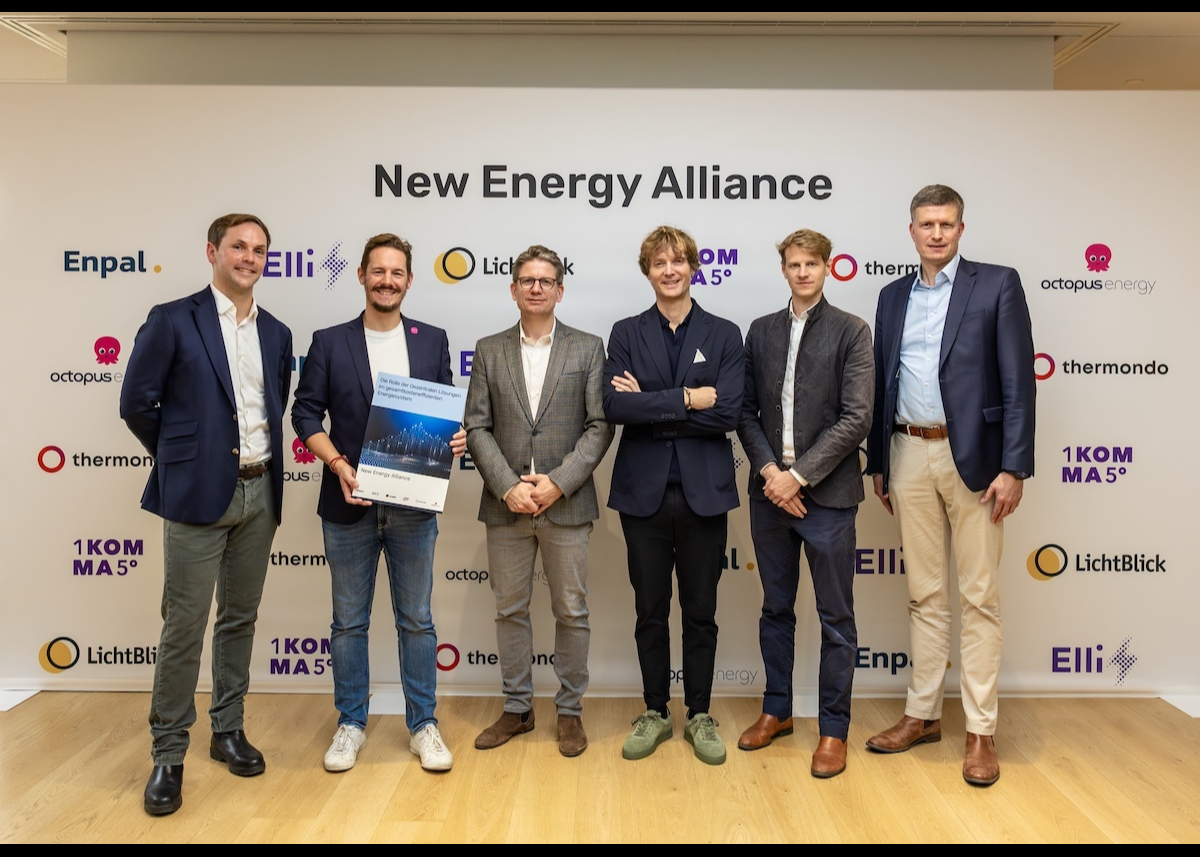 Die E-Fahrzeugbatterie als Treiber der Energiewende: Studie von Roland Berger beziffert Milliarden-Potenzial für Dezentrale Energien in Deutschland