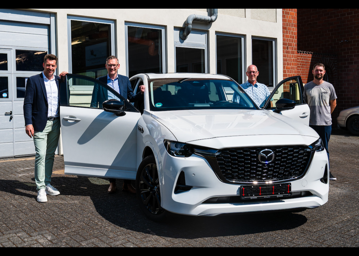 Mazda CX-60 als Ausbildungsobjekt: Zwei Schulungsfahrzeuge an Kreishandwerkerschaft Bergisches Land übergeben