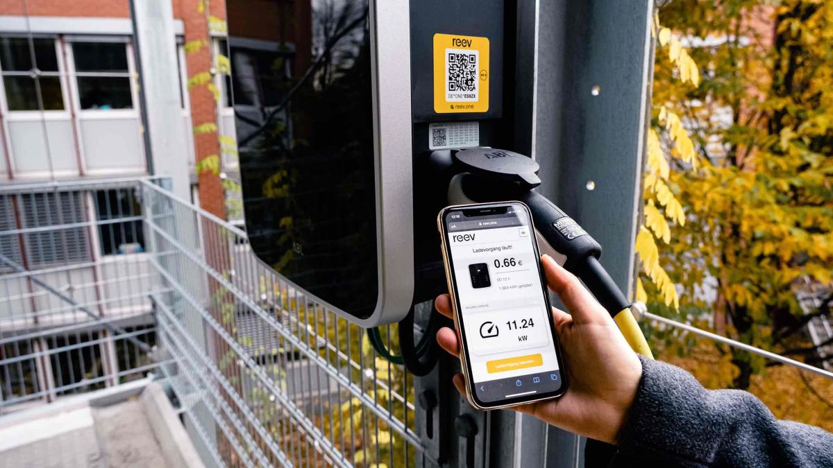 Ladeinfrastruktur einfach aufbauen und jederzeit erweitern: mit dem Bundle von reev und ABL