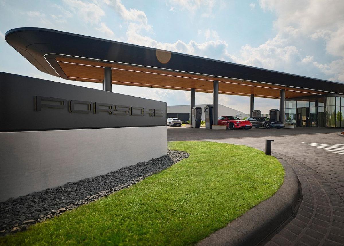 Barrierefrei, modern, nachhaltig: erste Porsche Charging Lounge eröffnet