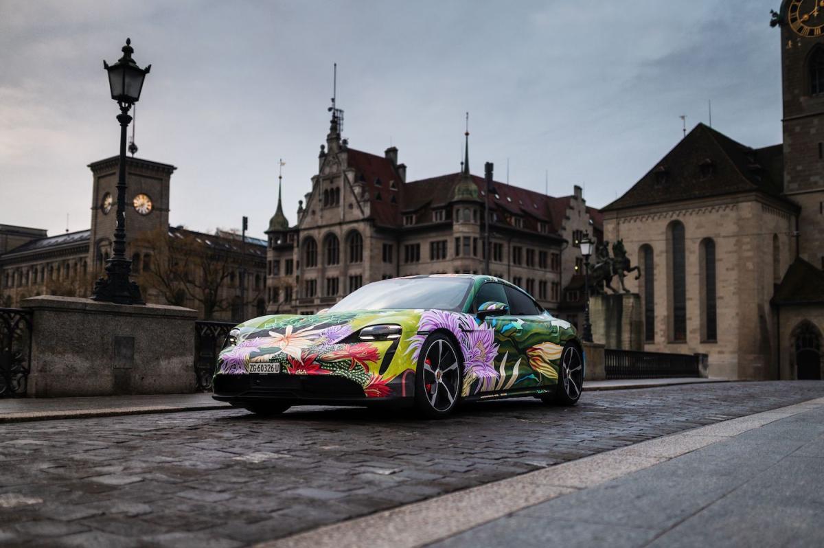 Porsche Taycan zum Kunstwerk foliert