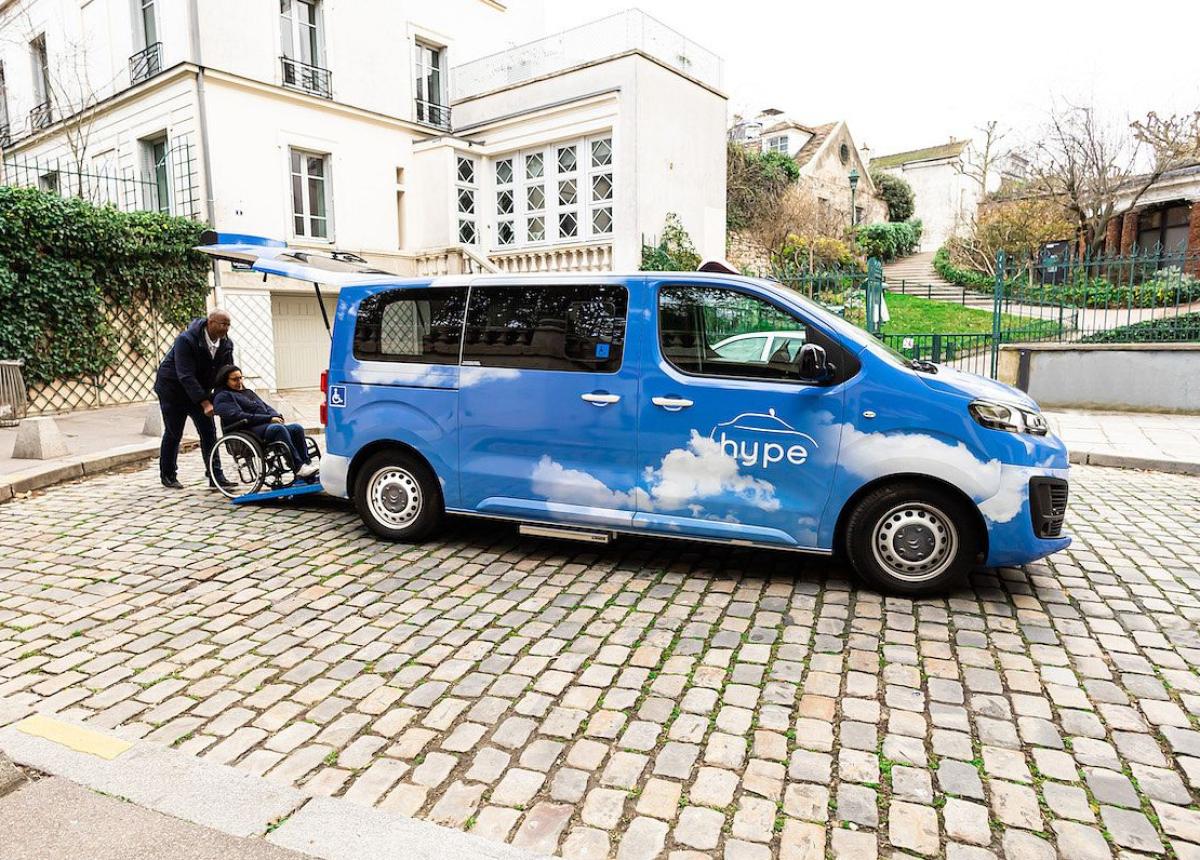Stellantis und Hype stellen in Paris 50 rollstuhlgerecht ausgerüstete Wasserstoff-Taxis in Dienst