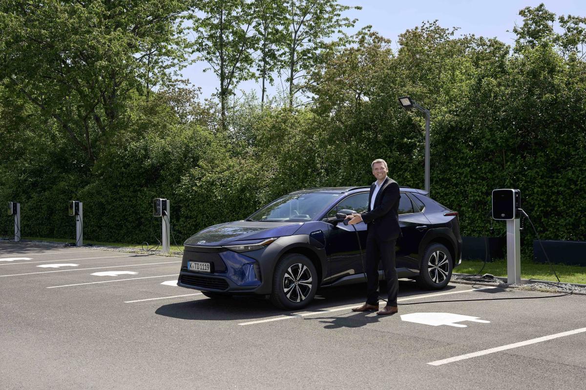 Toyota baut Ladeinfrastruktur für elektrifizierte Fahrzeuge aus