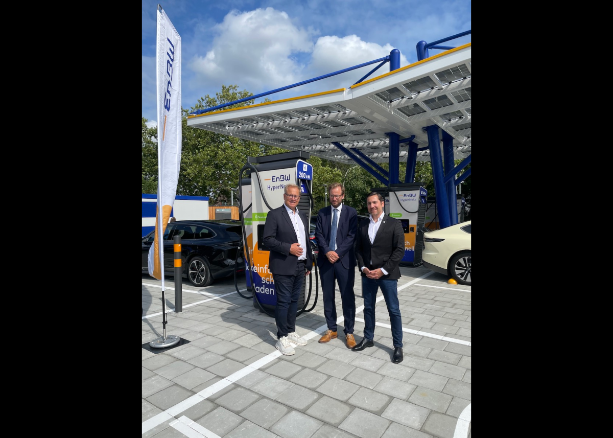 EnBW eröffnet urbanen Schnellladepark mit angeschlossenem Batteriewechselstandort von NIO in Hamburg