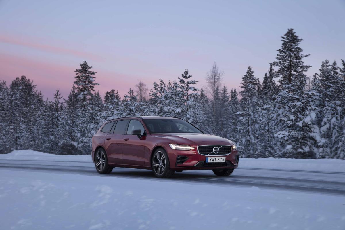 Volvo V60 mit Hybridantrieb vor dem Start