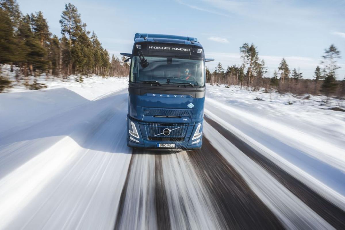 Leistungsstark und effizient - Volvo Trucks stellt neuen Wasserstoff‑Lkw der Zukunft vor