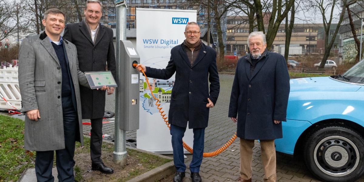 Wuppertaler Stadtwerke eröffnen ersten Laternen-Ladepunkt
