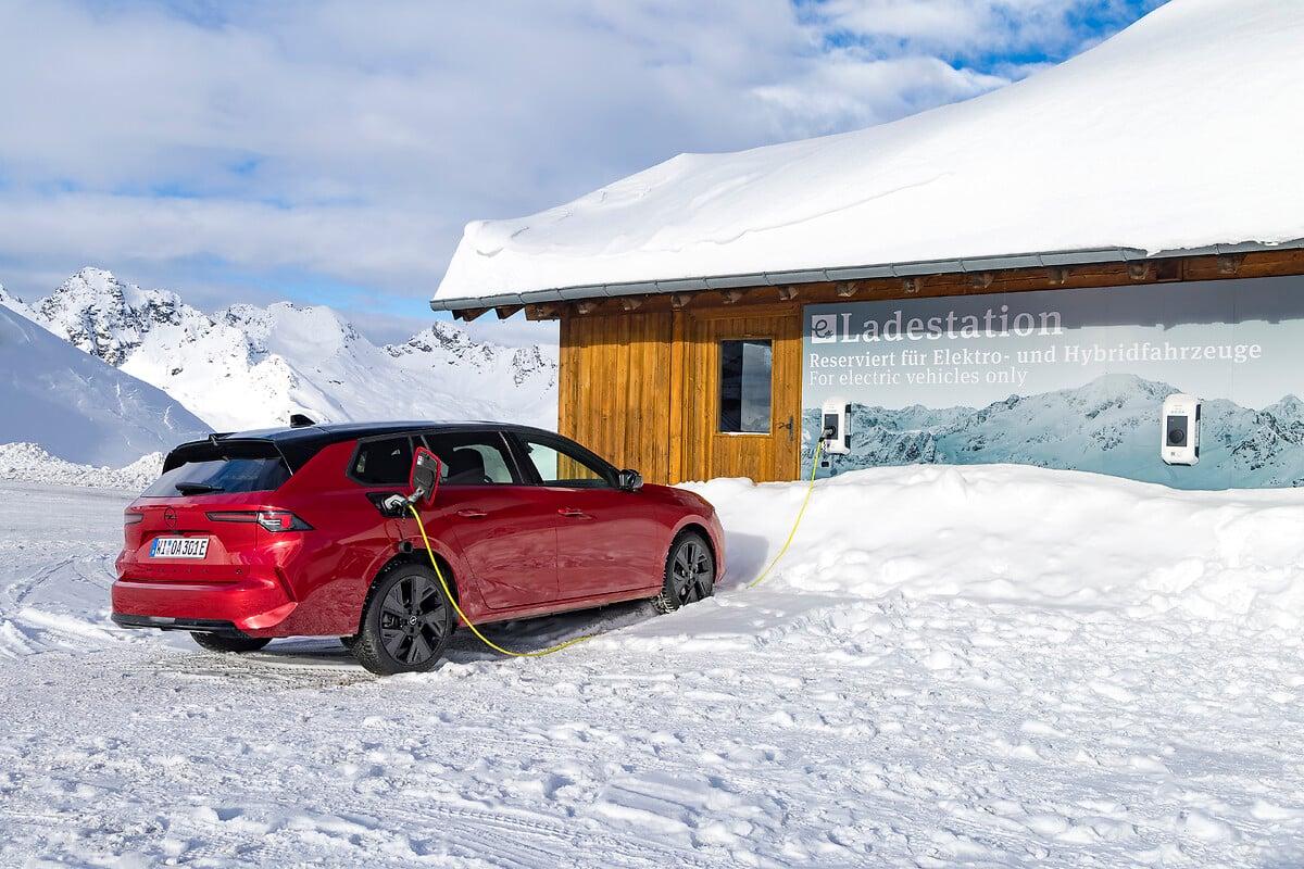 Perfekter Reisebegleiter: Der neue Opel Astra Sports Tourer Electric mit Original-Zubehör