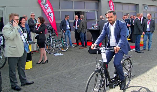 Mit vollem Speed über die Curbs …
