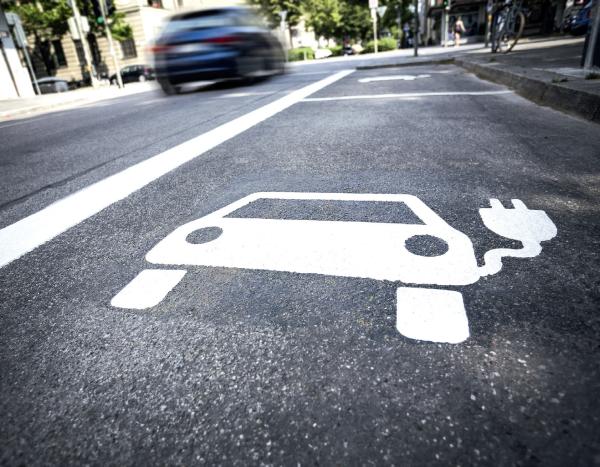 Dienstwagenüberlassung bei E-Fahrzeugen richtig regeln