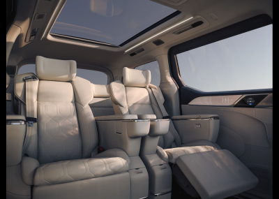 Ein Raum für das Leben in Bewegung: Neuer Volvo EM90 feiert Weltpremiere
